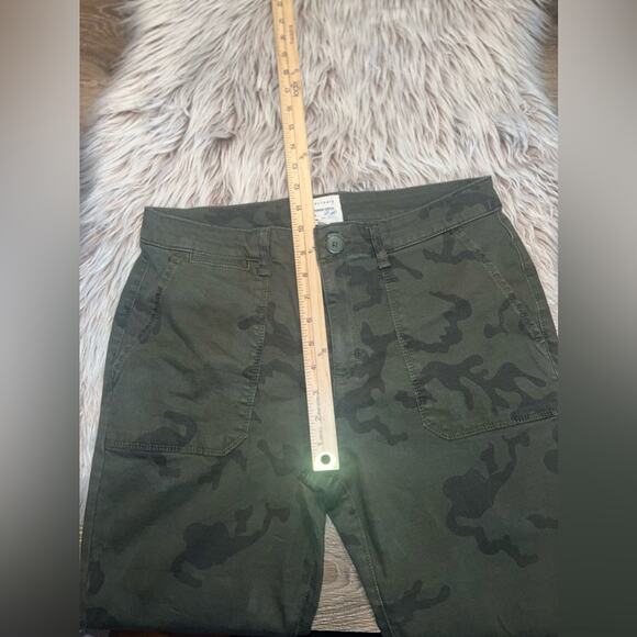 Sanctuary women’s camouflage pants - Picture 7 of 9